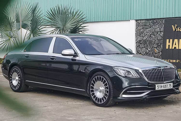 Chiếc xe siêu sang Mercedes-Maybach S560 4MATIC của vị khách hàng trẻ vốn sở hữu nước sơn màu xanh ngọc lục bảo (Emerald Green).