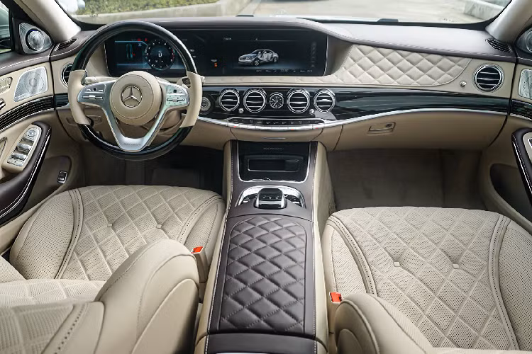 Nội thất của chiếc Mercedes-Maybach S560 4MATIC sử dụng chất liệu da Designo Exclusive Semi-aniline. Kết hợp với đó là tùy chọn màu sắc thời trang, sang trọng là Vàng Silk/Xám Titanium Pearl.