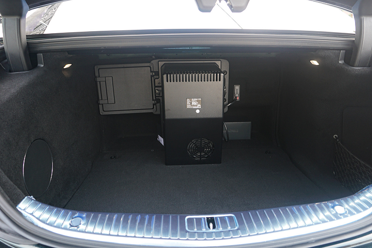 Mercedes-Maybach S560 4MATIC sở hữu kích thước chiều dài, rộng, cao lần lượt là 5.462 x 1.899 x 1.498 (mm). Chiều dài cơ sở của xe ở mức 3.365 mm.