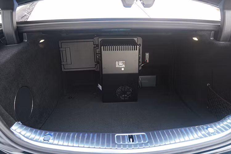 Mercedes-Maybach S560 4MATIC sở hữu kích thước chiều dài, rộng, cao lần lượt là 5.462 x 1.899 x 1.498 (mm). Chiều dài cơ sở của xe ở mức 3.365 mm.