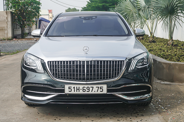 Màu sơn trên chiếc Mercedes-Maybach S560 4 Matic 2020 mới này sẽ hiện màu xanh lục rõ khi ánh sáng tốt, đặc biệt dưới ánh nắng và sẽ mang sắc đen trong môi trường ánh sáng yếu.