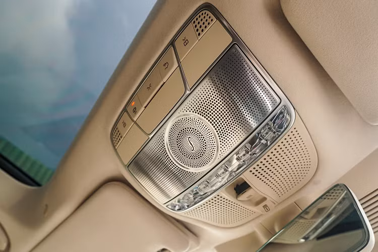 Mẫu xe siêu sang Mercedes-Maybach S560 4MATIC có khả năng tăng tốc từ 0 – 100 km/h chỉ trong 4,9 giây, trước khi đạt vận tốc tối đa ở 250 km/h.