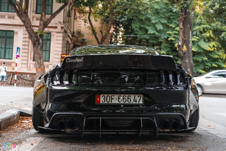 Phần đầu xe nổi bật hơn hẳn với bộ líp mới dày bản. Bộ líp này tạo cảm giác thân xe hạ thấp sát mặt đường. 