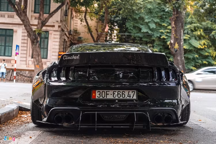 Phần đầu xe nổi bật hơn hẳn với bộ líp mới dày bản. Bộ líp này tạo cảm giác thân xe hạ thấp sát mặt đường. 