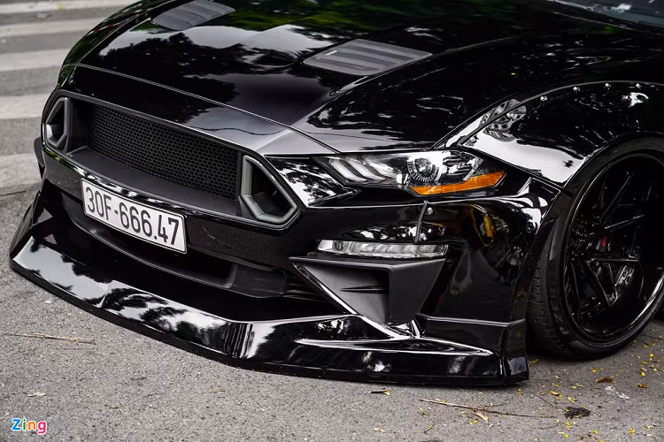 Vòm bánh sau khá to, được kéo dài đến đuôi xe. Ngoài việc giữ chắc chắn cho bộ kit mới, dàn đinh tán bắt lộ ra ngoài giúp tạo vẻ hầm hố cho xe.