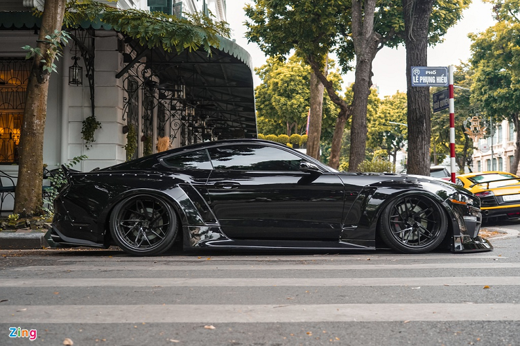 Trước đây, chiếc xe cơ bắp này sở hữu hệ thống ống xả của Akrapovic. Sau một thời gian, chủ xe đã thay thế ống xả Akrapovic bằng loại của Corsa - thương hiệu dành riêng cho các mẫu xe cơ bắp Mỹ.