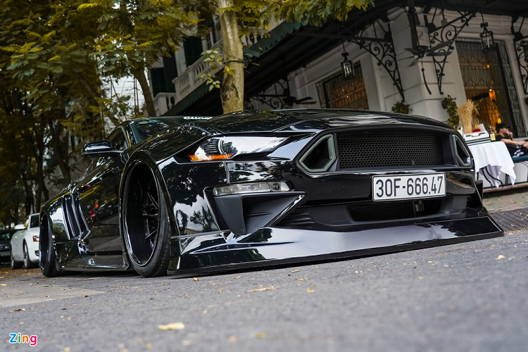 Chiếc Ford Mustang GT cơ bắp này thuộc đời 2019, sử dụng động cơ hút khí tự nhiên V8 5.0L, sản sinh công suất 460 mã lực và mô-men xoắn 569 Nm. Đi kèm với động cơ này là hộp số tự động 10 cấp. Ở thời điểm mới về nước, mẫu xe cơ bắp này có giá khoảng 4 tỷ đồng. Gói độ thân rộng của Clinched Flares có giá gần 6.000 USD.