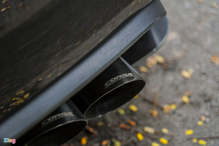 Bộ mâm 19 inch đa chấu nguyên bản được thay bằng loại 3 mảnh Rohana RFG13 kích thước 20 inch. Ở bên trong, kẹp phanh Brembo được giữ lại. Hệ thống treo khí nén đến từ thương hiệu Air Lift, có thể nâng hạ gầm. 