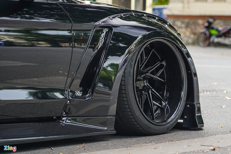 Nếu quan sát kỹ, sản phẩm từ 2 hãng độ này có những khác biệt nhất định. Gói độ của Liberty Walk thường có nhiều chi tiết ở bodykit bằng carbon (cánh gió sau cỡ lớn, ốp sườn...), các vòm bánh xe không quá rộng và đi kèm mâm của Forgiato, giảm xóc khí nén của AirRex. Trong khi đó, Clinched Flares chỉ tập trung vào các chi tiết mở rộng thân xe như vòm bánh to, líp trước dày hơn.