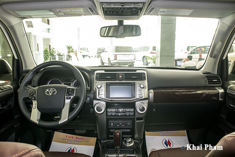 Thiết kế nội thất xe khiến nhiều người liên tưởng đến mẫu xe sang Lexus GX460. Bảng táp-lô trung tâm xe cứng cáp đầy nam tính, chất liệu da và ốp gỗ được sử dụng, những phím bấm điều chỉnh ở khu vực trung tâm cũng được thiết kế to bản, cần số mang đúng phong cách Toyota. Vô-lăng xe Toyota 4Runner nhập Mỹ có thiết kế dạng 4 chấu bọc da với đầy đủ phím bấm chức năng, đồng hồ phía sau dạng Analog.