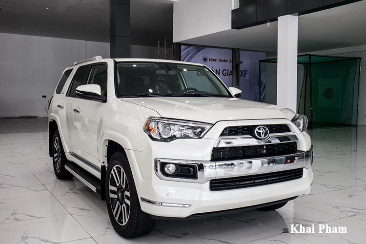 Ngoài bản Limited được nhập khẩu về Việt Nam, Toyota 4Runner ở Mỹ còn đến 6 phiên bản gồm: SR5, SR5 Premium, TRD Off-road, TRD Off-road Premium, Limited Nightshade Edition và TRD Pro. Toyota 4Runner là đối thủ cạnh tranh cùng Ford Explorer đang bán ra chính hãng tại Việt Nam. 