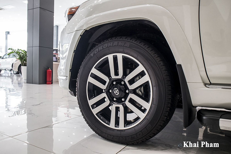 Để thích hợp với khả năng chạy địa hình, Toyota 4Runner có một thân hình vạm vỡ khi nhìn từ sườn xe. "Dàn chân" của xe là la-zăng hợp kim 6 chấu kép với kích thước 20 inch cùng vòm bánh xe tạo hình vuông vức là đặc trưng của xe có hơi hướng off-road. Chiếc xe đến từ Mỹ này có phần gương chiếu hậu sử dụng chung với Fortuner tại Việt Nam, tay nắm cửa mạ crom và dòng chữ Limited biểu diện bản giới hạn.