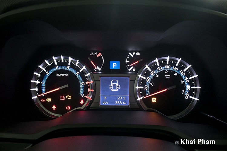 Xe được trang bị 7 chỗ ngồi, hàng ghế cuối có phong cách ghế thò/thụt, đây là thiết kế không thường thấy của Toyota. Hệ thống thông tin giải trí trên xe là màn hình 6,1 inch tích hợp đầu CD có khả năng kết nối USB/AUX/Bluetooth... và dàn loa JBL cao cấp. Bên cạnh đó, mẫu xe này còn có cửa sổ trời, gương chống chói, cửa gió điều hoà sau,...