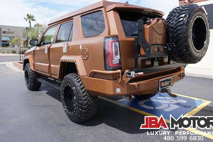 Nếu bạn quen thuộc với phong cách kiến trúc Brutalist hoặc New Brutalism, bạn lập tức biết rằng thiết kế ngoại thất của chiếc 4Runner này đã chịu ảnh hưởng lớn bởi điều đó. Dáng vẻ vuông vức của chiếc xe trở nên rất rõ ràng bởi các tấm giáp kim loại áp dụng lên toàn bộ thân vỏ.