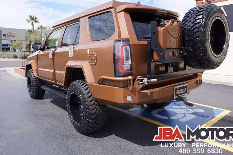 Nếu bạn quen thuộc với phong cách kiến trúc Brutalist hoặc New Brutalism, bạn lập tức biết rằng thiết kế ngoại thất của chiếc 4Runner này đã chịu ảnh hưởng lớn bởi điều đó. Dáng vẻ vuông vức của chiếc xe trở nên rất rõ ràng bởi các tấm giáp kim loại áp dụng lên toàn bộ thân vỏ.