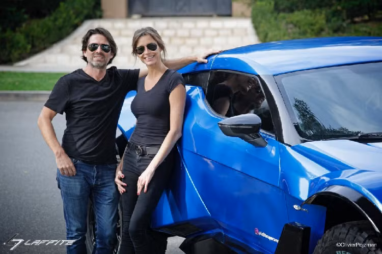 X-Road mang dáng dấp của một chiếc xe hai cửa gầm cao dành cho việc off-road. Hệ thống treo của xe có hành trình lên đến 432 mm đi cùng bộ mâm 19 inch và bộ lốp off-road cỡ lớn đến từ BF Goodrich. Bên trong, khoang nội thất sở hữu thiết kế thể thao với ghế ngồi, bảng táp-lô, vô-lăng và nhiều chi tiết khác được bọc da cao cấp. Một số chi tiết khác được tạo điểm nhấn bằng việc ốp sợi carbon và ốp nhôm.