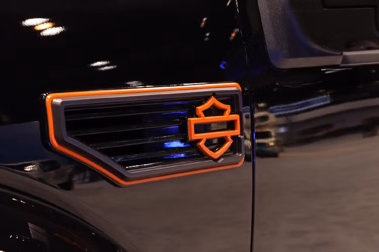 Mẫu xe bán tải Ford F-150 Harley-Davidson được trang bị động cơ Coyote V8 5.0 lít. Ngoài ra, Tuscany đã bổ sung thêm cho mẫu siêu bán tải này một số chi tiết mới như bộ siêu nạp, bộ lọc lưu lượng cao, bộ làm mát bằng nhôm, kim phun nhiên liệu nâng cấp và ống xả mới giúp chiếc xe có thể đạt công suất tối đa lên tới 700 mã lực. 