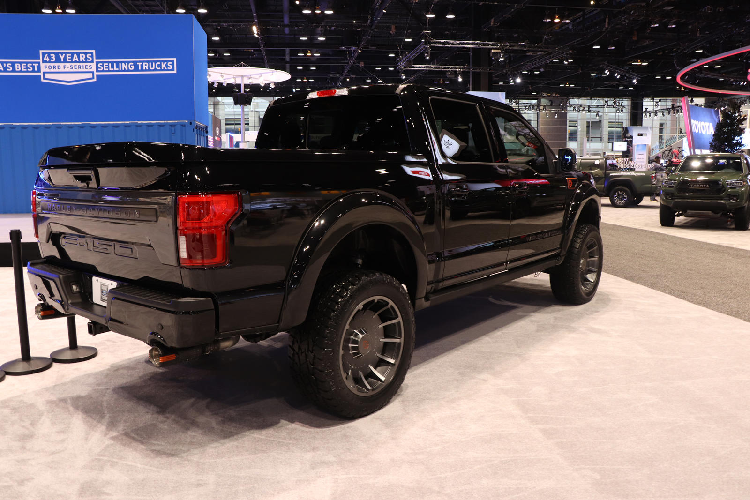 Chiếc Ford F-150 Harley-Davidson 2020 được đem đến Chicago trông không có khác biệt nhiều so với mẫu xe năm ngoái. Tuy nhiên trên phần mui xe đã xuất hiện logo siêu nạp “Supercharged” mới so với phiên bản cũ trước đây. 