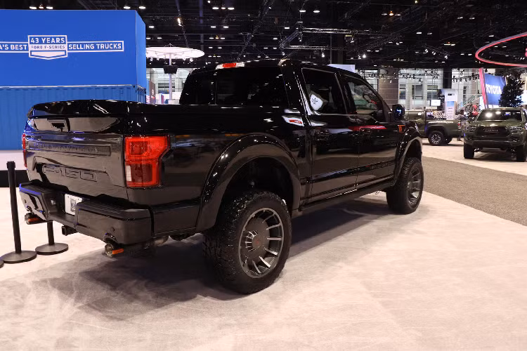 Chiếc Ford F-150 Harley-Davidson 2020 được đem đến Chicago trông không có khác biệt nhiều so với mẫu xe năm ngoái. Tuy nhiên trên phần mui xe đã xuất hiện logo siêu nạp “Supercharged” mới so với phiên bản cũ trước đây. 