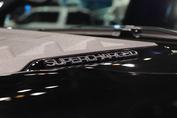 Đồng thời, xe cũng đã được nâng cấp hệ thống treo được điều chỉnh theo kiểu BDS, giảm xóc Fox và bộ mâm có kích thước lên tới 22 inch theo phong cách Harley-Davidson Fatboy. Bộ mâm này góp phần làm nên vẻ hầm hố của mẫu bán tải đồ sộ này, cũng như đã trở thành một điểm đáng chú ý trên chiếc xe này kể từ khi ra mắt. 