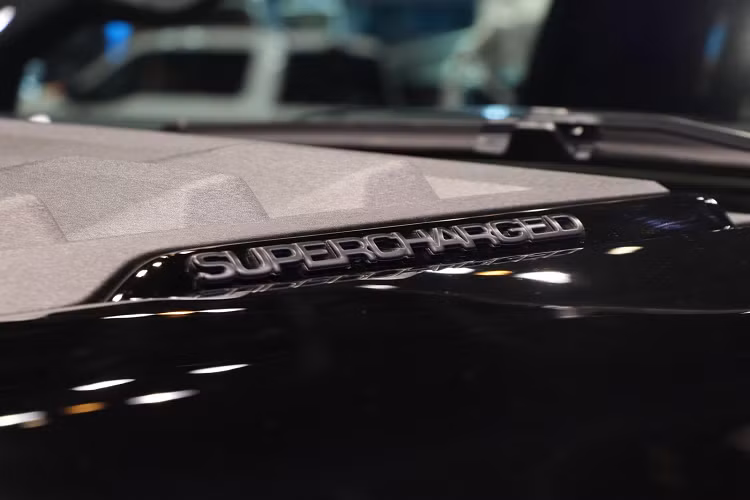 Đồng thời, xe cũng đã được nâng cấp hệ thống treo được điều chỉnh theo kiểu BDS, giảm xóc Fox và bộ mâm có kích thước lên tới 22 inch theo phong cách Harley-Davidson Fatboy. Bộ mâm này góp phần làm nên vẻ hầm hố của mẫu bán tải đồ sộ này, cũng như đã trở thành một điểm đáng chú ý trên chiếc xe này kể từ khi ra mắt. 