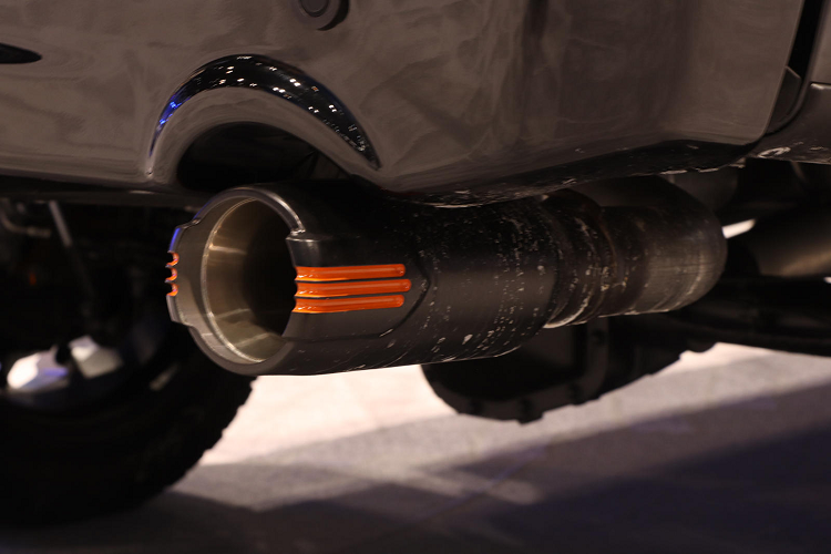 Phần nội thất của xe mang màu đen chủ đạo cùng những đường chỉ thêu màu cam đẹp mắt. Ngoài ra, nội thất còn được trang bị thêm bàn đạp nhôm, đồng hồ đo cùng một số chi tiết mới khác. 