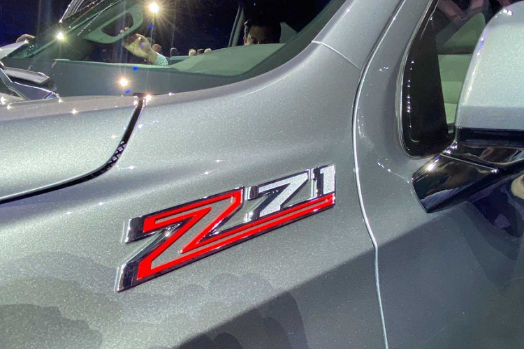 Vậy điều gì sẽ xuất hiện trên Suburban Z71? Đây là một gói trang bị off-road chuyên dụng từ Chevrolet, đi kèm với những nâng cấp đáng giá. Thông tin chính thức về mẫu xe SUV cỡ lớn Suburban Z71 hiện chưa được công bố tuy nhiên mẫu xe sẽ được phát triển dựa trên chiếc Tahoe với hệ thống treo khí nén tiêu chuẩn cùng khả năng nâng/hạ gầm.