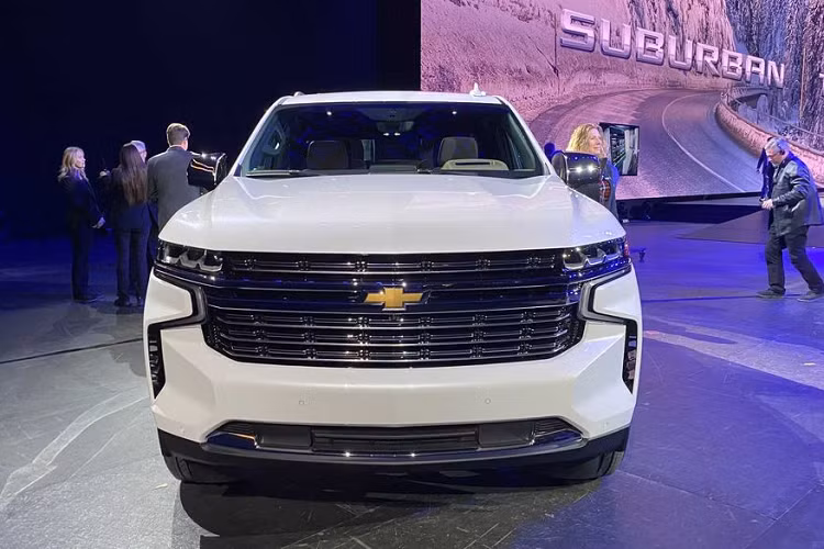 Vài tuần trước, General Motors đã chính thức “trình làng” hai mẫu xe Chevrolet Tahoe và Suburban thế hệ hoàn toàn mới với sự lột xác không chỉ đến từ phần ngoại thất. Trong lần này, nhà sản xuất ô tô nước Mỹ lần đầu tiên mang tới một hệ thống treo sau độc lập, đồng thời, GM Authority cũng tuyên bố về sự xuất hiện của phiên bản Z71 trên mẫu Suburban.