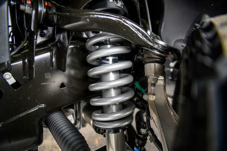 Tuy nhiên để phát triển một chiếc bán tải off-road đa năng, phiên bản SC được Roush trang bị thêm hệ thống treo Fox 2.0 Off-Road, hệ ống xả kép hiệu suất cao phía sau và bộ mâm 6 chấu kép sơn đen đen mờ, kích thước 20 inch, bọc trong lốp cao su General Tire Grabber ATX 33-inch.