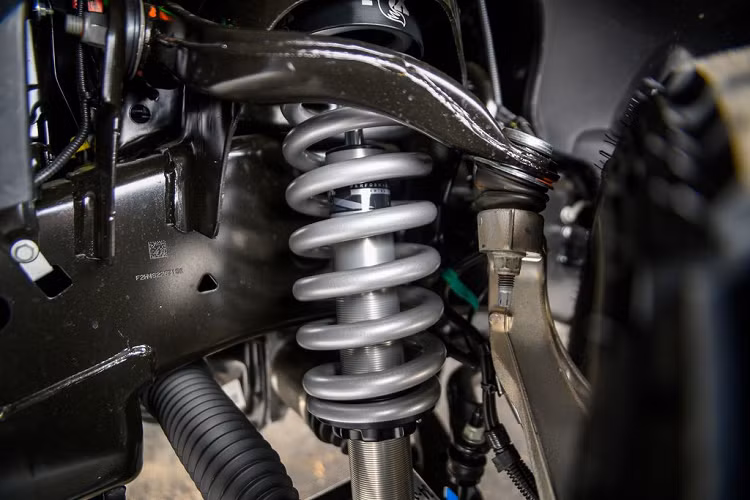 Tuy nhiên để phát triển một chiếc bán tải off-road đa năng, phiên bản SC được Roush trang bị thêm hệ thống treo Fox 2.0 Off-Road, hệ ống xả kép hiệu suất cao phía sau và bộ mâm 6 chấu kép sơn đen đen mờ, kích thước 20 inch, bọc trong lốp cao su General Tire Grabber ATX 33-inch.