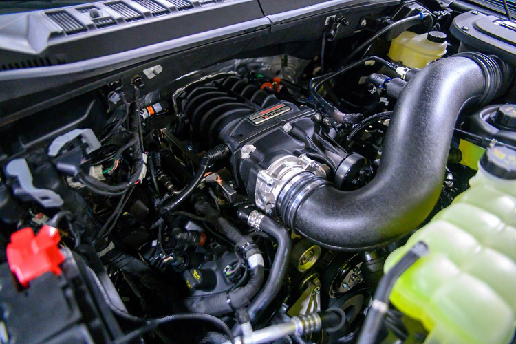 Các trang bị tiêu chuẩn trên mẫu bán tải Nitemare độ khủng này bao gồm bộ la-zăng đen mờ 22-inch với thiết kế 7 chấu, lốp Continental CrossContact, cộng thêm các đồ họa độc quyền của Nitemare.