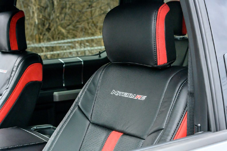 Các tùy chọn bổ sung khác bao gồm gói nội thất bọc da cao cấp và giá đỡ thùng lấy cảm hứng từ Baja với 2 thanh đèn chiếu sáng 10-inch Rigid SR-Pro Series, cường độ 7920 lumen.