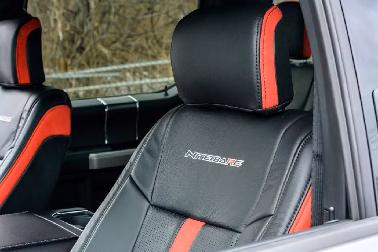 Các tùy chọn bổ sung khác bao gồm gói nội thất bọc da cao cấp và giá đỡ thùng lấy cảm hứng từ Baja với 2 thanh đèn chiếu sáng 10-inch Rigid SR-Pro Series, cường độ 7920 lumen.