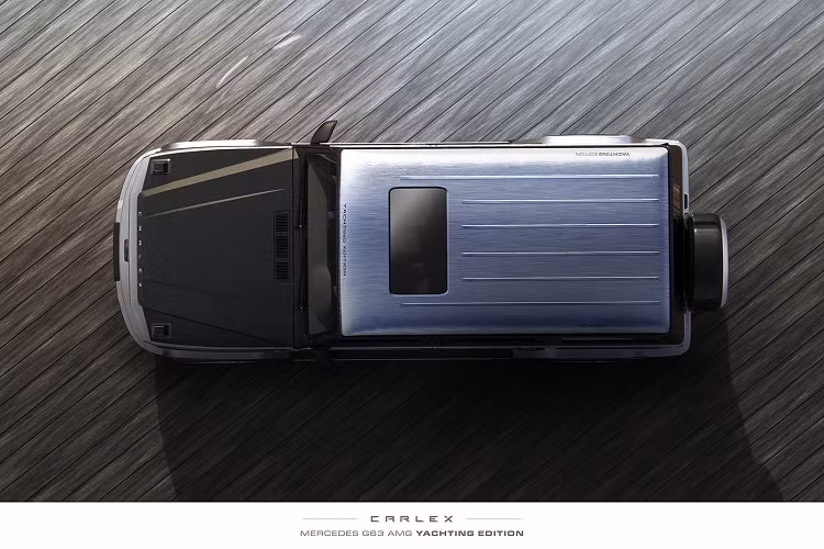 Ngoài ra, các cột xe và mái được bọc da Alcantara mềm mại. Ngoài ra, phiên bản này còn có 1 logo cỡ lớn mô phỏng hình la bàn của Yachting Edition phức tạp trên trần xe. Phần khoang sau, xe được ốp gỗ sáng màu, ở mặt sau của hàng ghế thứ hai và các bộ phận khác của nội thất.