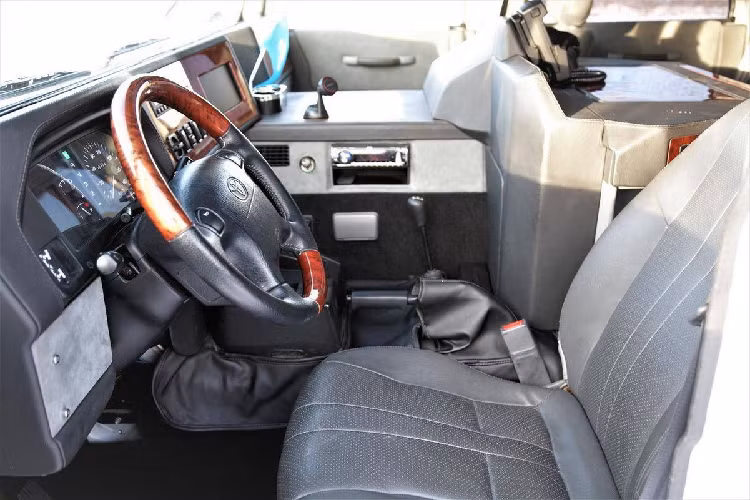 Giống như Hummer H1, mẫu xe SUV khủng Toyota Mega Cruiser được phát triển như một phương tiện đi trên mọi địa hình với mục đích quân sự. Biến thể hợp pháp trên đường phố của xe được bán độc quyền tại thị trường Nhật theo diện đơn đặt hàng. Một vài chiếc được khách hàng đặt chế tạo thủ công từ năm 1995 tới 2002 và phải chịu thuế cao tỉ lệ thuận với kích thước lớn của xe.