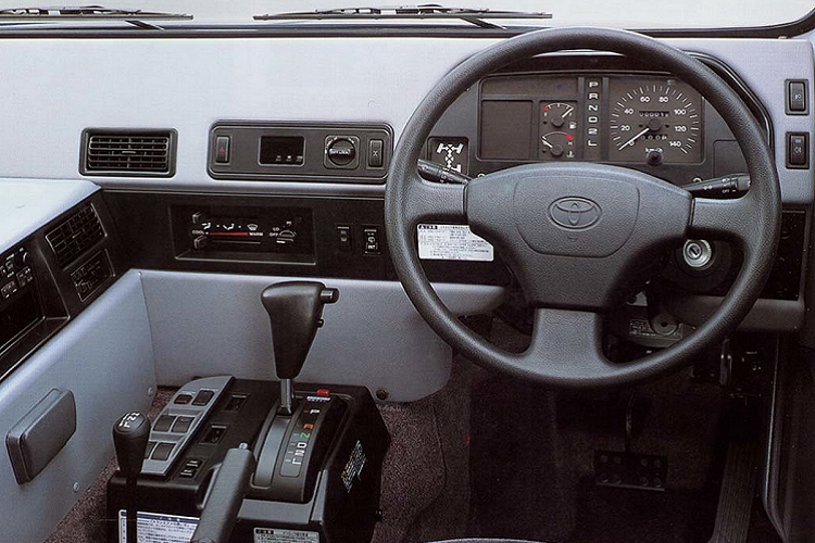 Mega Cruiser cũng trang bị đầy đủ công nghệ để đi off-road với hệ thống treo độc lập 2 cầu, 3 khoá vi sai, bánh sau có thể bẻ lái giúp bán kính quay đầu tốt hơn, trục kiểu portal axles (trục nằm cao hơn ổ trục bánh xe). Hiện tại, giá xe Toyota Mega Cruiser trên thị trường là khoảng 109.900 USD dành cho phiên bản tay lái nghịch cực hiếm.