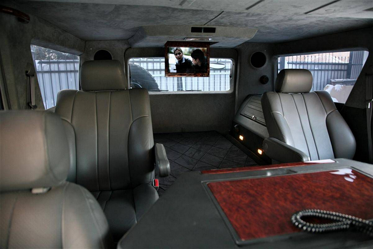 Thực tế, Mega Cruiser thậm chí còn lớn hơn cả Hummer H1, “quái vật” offroad của Nhật Bản dài hơn 40 cm và cao hơn 18 cm so với chiếc xe đến từ Mỹ. Mặc dù có kích thước lớn, nhưng không gian bên trong không được tối ưu cho lắm, hệ thống truyền động đặt ngay trong cabin xe để tối ưu không gian gầm xe.