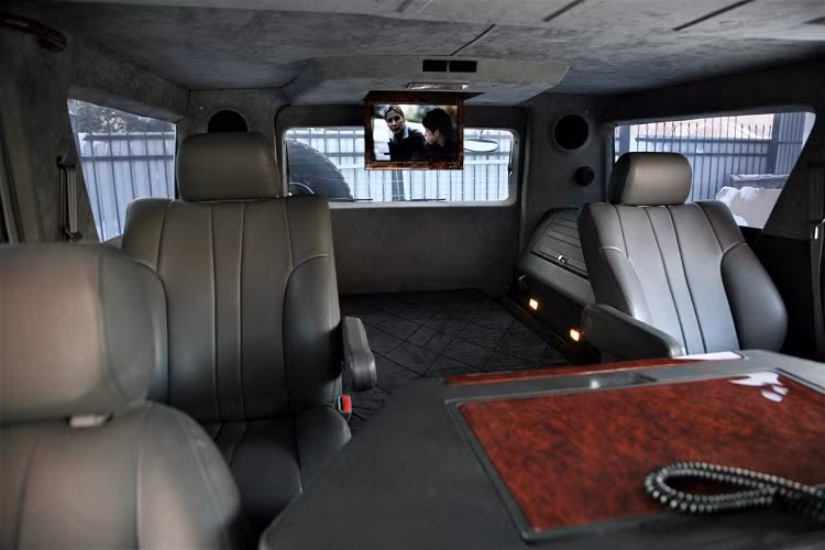 Thực tế, Mega Cruiser thậm chí còn lớn hơn cả Hummer H1, “quái vật” offroad của Nhật Bản dài hơn 40 cm và cao hơn 18 cm so với chiếc xe đến từ Mỹ. Mặc dù có kích thước lớn, nhưng không gian bên trong không được tối ưu cho lắm, hệ thống truyền động đặt ngay trong cabin xe để tối ưu không gian gầm xe.