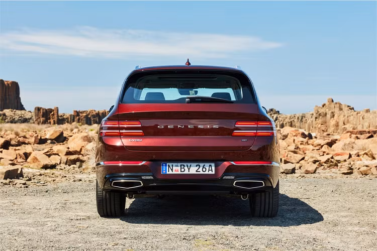 Khách hàng có thể chi thêm 7.044 USD để sở hữu gói Luxury và 1.408 USD cho tùy chọn màu sơn mờ. Hai gói trang bị bổ sung này có thể được sử dụng cho tất cả biến thể của Genesis GV80 thế hệ mới tại Australia.