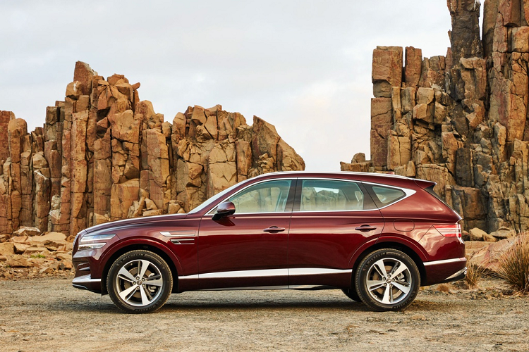 Biến thể thấp nhất là GV80 2.5T với trang bị động cơ tăng áp 2.5L, sản sinh công suất 300 mã lực và mô-men xoắn cực đại 422 Nm. Động cơ này được trang bị tiêu chuẩn hệ dẫn động cầu sau và hộp số tự động 8 cấp, giá xe Genesis GV80 2021 từ 63.826 USD (khoảng gần 1,4 tỷ đồng). Khách hàng có thể chi thêm 3.552 USD để nâng cấp lên hệ dẫn động 4 bánh.