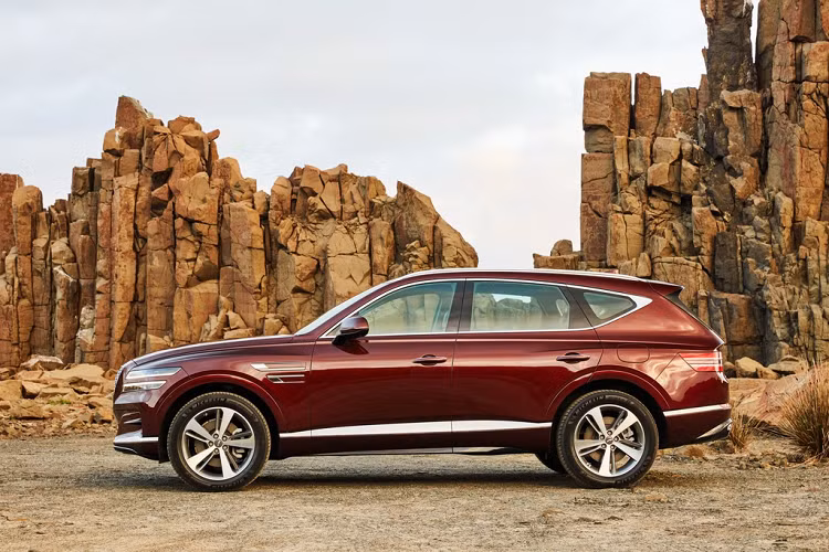 Biến thể thấp nhất là GV80 2.5T với trang bị động cơ tăng áp 2.5L, sản sinh công suất 300 mã lực và mô-men xoắn cực đại 422 Nm. Động cơ này được trang bị tiêu chuẩn hệ dẫn động cầu sau và hộp số tự động 8 cấp, giá xe Genesis GV80 2021 từ 63.826 USD (khoảng gần 1,4 tỷ đồng). Khách hàng có thể chi thêm 3.552 USD để nâng cấp lên hệ dẫn động 4 bánh.