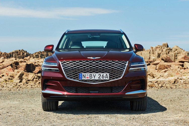 Tùy chọn động cơ khác trên GV80 2021 ở Australia là diesel 3.0L, cho công suất 273 mã lực và mô-men xoắn cực đại 588 Nm. Xe được trang bị sẵn hệ dẫn động 4 bánh, hộp số tự động 8 cấp và bộ vi sai hạn chế trượt. Giá bán khởi điểm của biến thể này là 72.984 USD (khoảng 1,68 tỷ đồng).