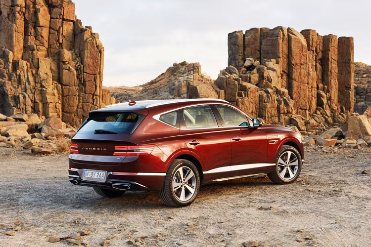 Động cơ mạnh nhất được trang bị trên GV80 2021 tại Australia là loại tăng áp kép 3.5L, động cơ này đạt công suất 375 mã lực và mô-men xoắn cực đại 530 Nm. Trang bị trên xe giống hoàn toàn biến thể dùng động cơ diesel 3.0L, Genesis cho biết giá bán của biến thể này là 76.507 USD (hơn 1,76 tỷ đồng).