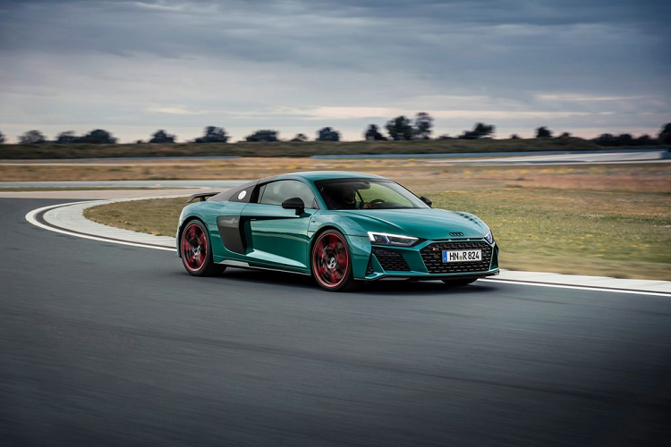 Đối với khoang cabin, Audi R8 Green Hell đặc biệt này cũng sở hữu không gian cabin bọc da Alcantara đắt tiền cùng vô-lăng có thêm vạch đỏ hướng 12h đúng điệu xe đua.