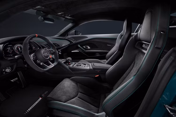 Cụ thể, các khách hàng khi chọn mua Audi R8 Green Hell có thể lựa chọn các màu sắc ngoại thất khác như đen Mythos, xám Daytona hoặc trắng Ibis. Tất cả màu sơn đều được tuỳ biến theo sở thích của khách hàng.