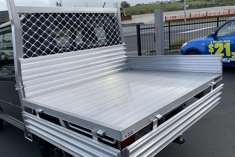 Sau khi chuyển đổi, khoảng sáng gầm cũng như tính năng truyền động 2 cầu của Suzuki Jimny vẫn giữ nguyên. Xe dùng động cơ 4 xi-lanh1.5L cho công suất cực đại 102 mã lực, cùng hộp số sàn 5 cấp. Tuy nhiên, không rõ vì lý do gì mà bộ mâm đúc đa chấu, đèn LED nguyên bản lại bị loại bỏ, thay thế vào là những trang bị thấp cấp hơn như mâm sắt, đèn Halogen.