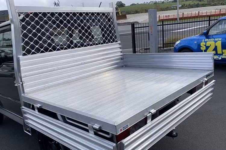 Sau khi chuyển đổi, khoảng sáng gầm cũng như tính năng truyền động 2 cầu của Suzuki Jimny vẫn giữ nguyên. Xe dùng động cơ 4 xi-lanh1.5L cho công suất cực đại 102 mã lực, cùng hộp số sàn 5 cấp. Tuy nhiên, không rõ vì lý do gì mà bộ mâm đúc đa chấu, đèn LED nguyên bản lại bị loại bỏ, thay thế vào là những trang bị thấp cấp hơn như mâm sắt, đèn Halogen.