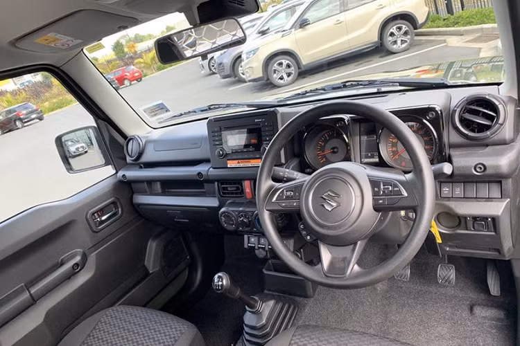 Ngoại hình của chiếc bán tải Suzuki Jimny có sự khác biệt ở nửa còn lại của chiếc xe, hay nói đúng hơn là nó được biến đổi từ SUV mini sang bán tải cabin đơn (hai chỗ ngồi). Về cơ bản, có thể tưởng tượng những người thợ đã cắt đôi chiếc Jimny làm đôi và nhét vào nửa còn lại một thùng chở hàng bằng kim loại. 