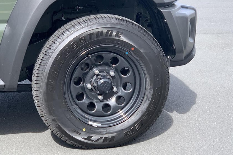 Chiếc xe vẫn giữ các trang bị cũ như hỗ trợ phanh tự động, phanh ABS, khóa cửa trung tâm, cửa sổ chỉnh điện… Hiện đại lý chào giá xe Suzuki Jimny bán tải nhỏ xinh này là 37.996 đô la New Zealand (tương đương 512 triệu đồng), đắt hơn 12.000 đô la New Zealand (trên 160 triệu đồng) so với một chiếc Jimny LX tiêu chuẩn, vậy nên rõ ràng là chi phí chuyển đổi không hề rẻ. 