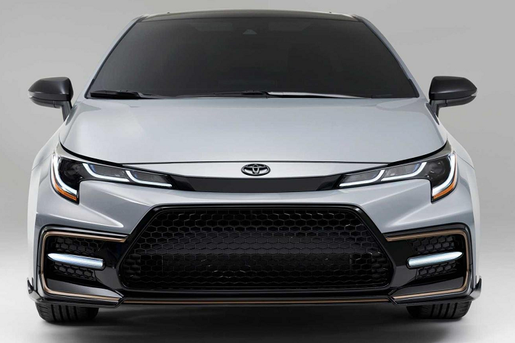 Giá xe Toyota Corolla Apex Edition 2021 được chào hàng hơn 600 triệu đồng khởi điểm 26.065 USD (hơn 600 triệu đồng) cho phiên bản Apex Edition SE. Trong khi đó, hãng sẽ bán xe Toyota Corolla Apex Edition XSE cao cấp nhất với giá 29.205 USD (674 triệu đồng). So với Corolla SE và XSE tiêu chuẩn, Toyota Corolla Apex Edition 2021 tăng giá hơn 2.000 USD (46 triệu đồng).